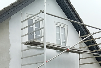 Maling af husfacade fra stillads
