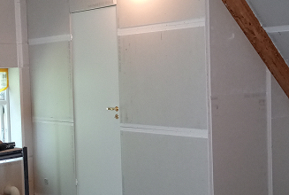 Nyopførte gipsvægge ved skrå loftflade og vindue